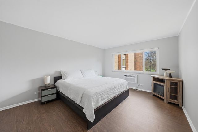 300 Claymoor Road 2E, Hinsdale, IL 60521