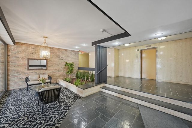 300 Claymoor Road 2E, Hinsdale, IL 60521