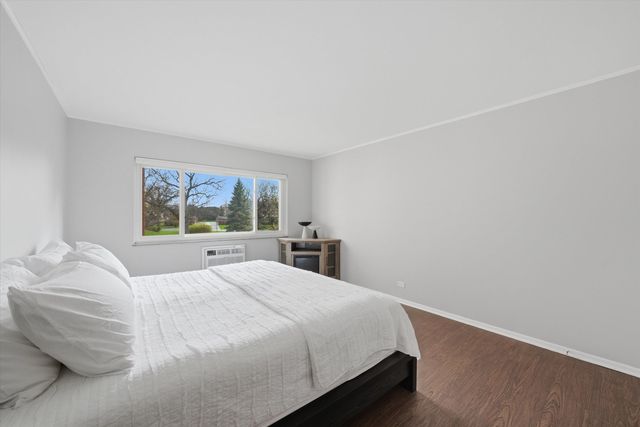 300 Claymoor Road 2E, Hinsdale, IL 60521