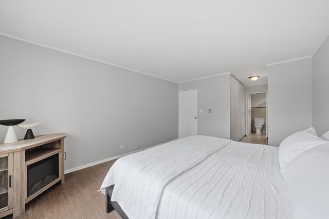 300 Claymoor Road 2E, Hinsdale, IL 60521