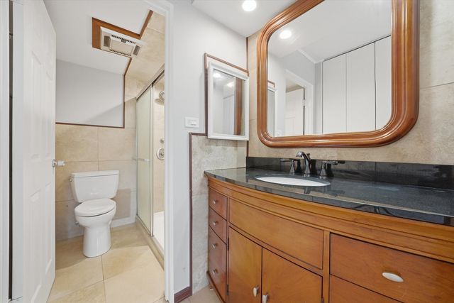 300 Claymoor Road 2E, Hinsdale, IL 60521