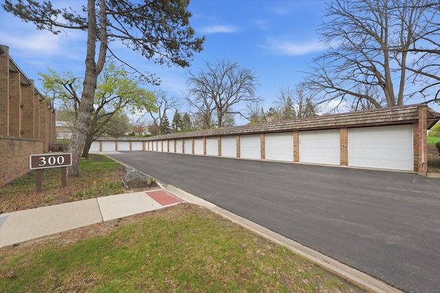 300 Claymoor Road 2E, Hinsdale, IL 60521