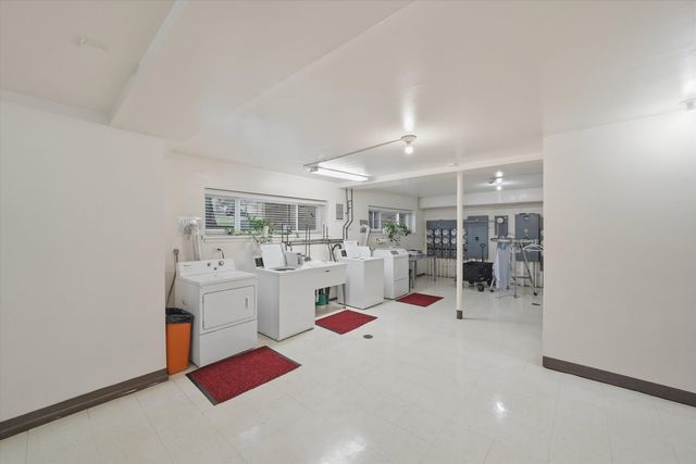 300 Claymoor Road 2E, Hinsdale, IL 60521