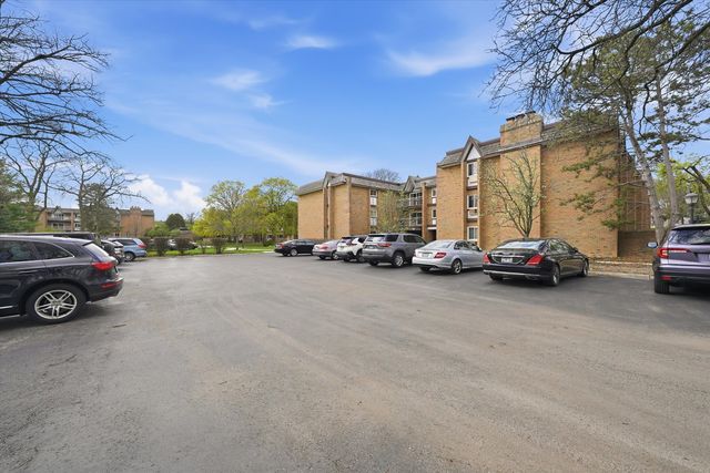 300 Claymoor Road 2E, Hinsdale, IL 60521