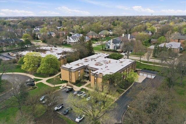 300 Claymoor Road 2E, Hinsdale, IL 60521