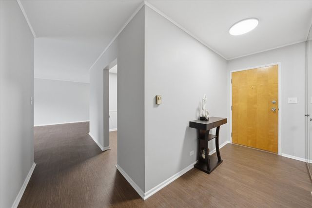 300 Claymoor Road 2E, Hinsdale, IL 60521