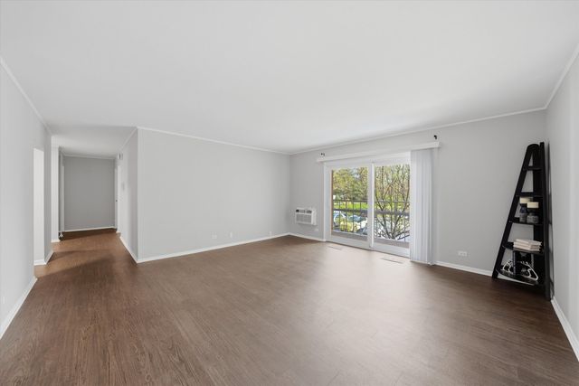 300 Claymoor Road 2E, Hinsdale, IL 60521