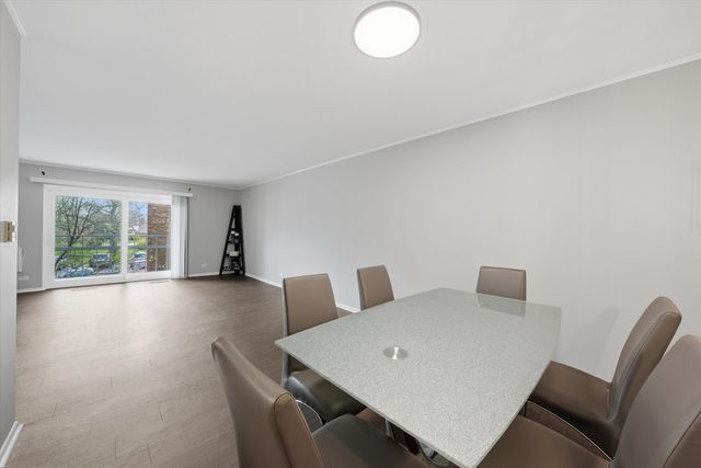 300 Claymoor Road 2E, Hinsdale, IL 60521