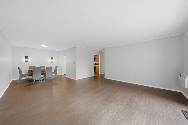 300 Claymoor Road 2E, Hinsdale, IL 60521