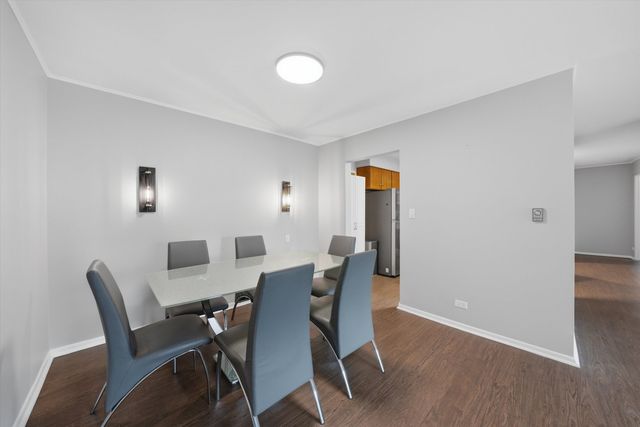 300 Claymoor Road 2E, Hinsdale, IL 60521