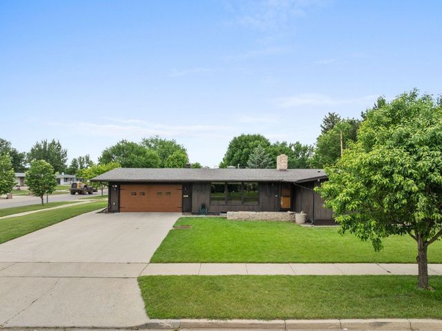 138 28TH ST SW, Minot, ND 58701