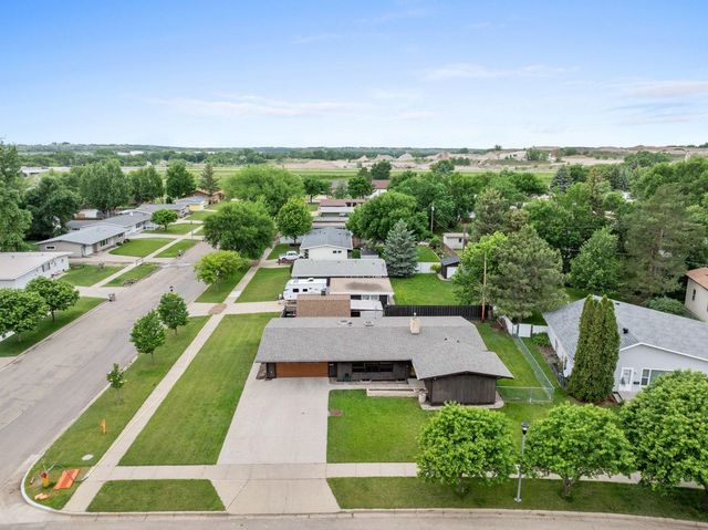 138 28TH ST SW, Minot, ND 58701
