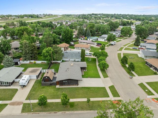 138 28TH ST SW, Minot, ND 58701
