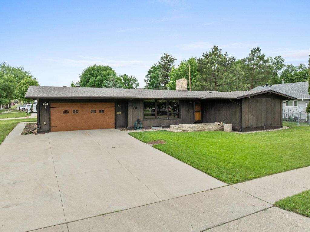 138 28TH ST SW, Minot, ND 58701