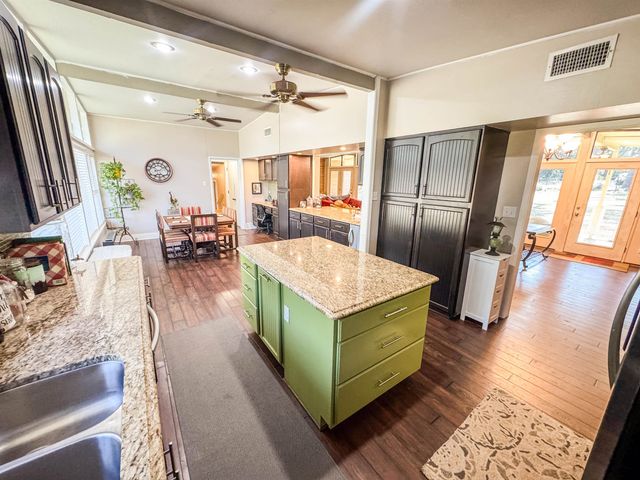 700 Albemarle, Marshall, TX 75672