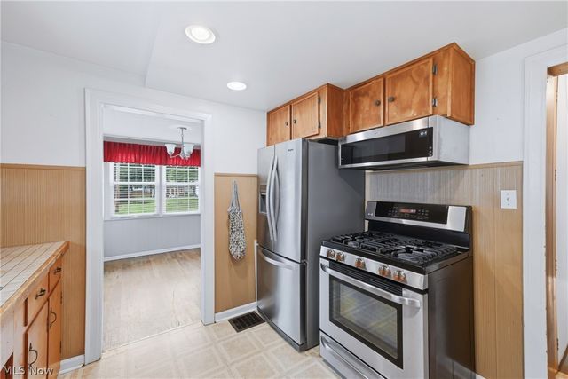 2036 Overland Avenue NE, Warren, OH 44483