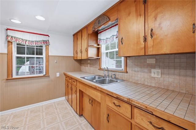 2036 Overland Avenue NE, Warren, OH 44483