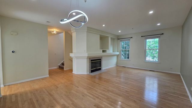 2631 N Greenwood Avenue 2631, Arlington Heights, IL 60004