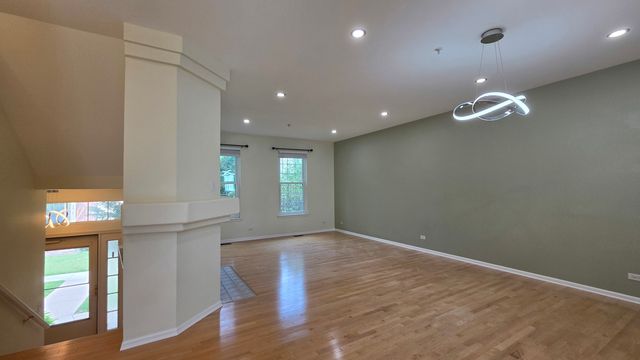 2631 N Greenwood Avenue 2631, Arlington Heights, IL 60004