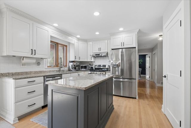 6729 W Ardmore Avenue, Chicago, IL 60631