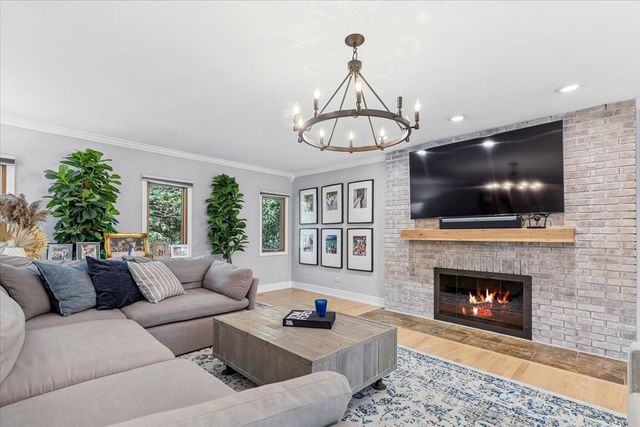 6729 W Ardmore Avenue, Chicago, IL 60631