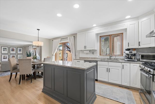 6729 W Ardmore Avenue, Chicago, IL 60631