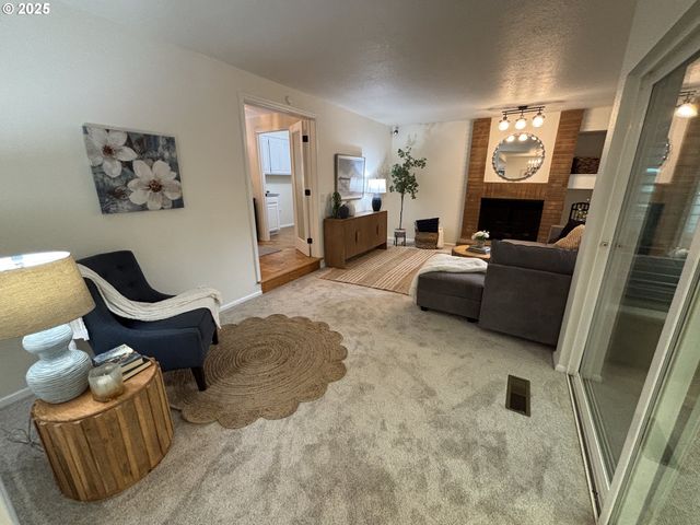 890 ALVINA St Se, Salem, OR 97306