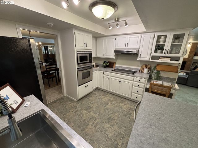 890 ALVINA St Se, Salem, OR 97306