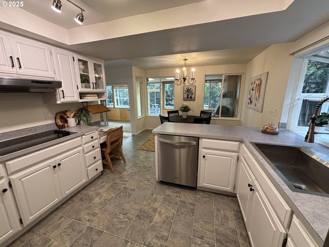 890 ALVINA St Se, Salem, OR 97306