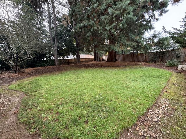 890 ALVINA St Se, Salem, OR 97306