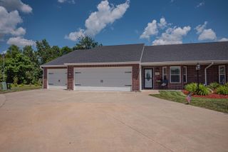 1331 LANTERN POINTE DR, Moberly, MO 65270