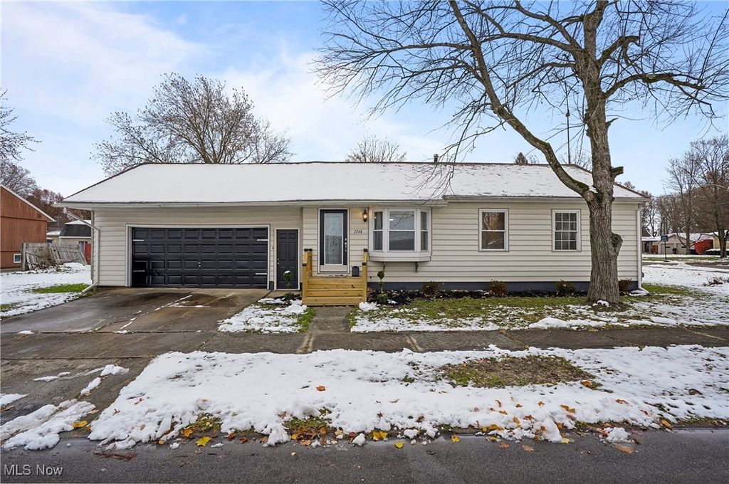 2748 Clearwater Drive NW, Warren, OH 44485