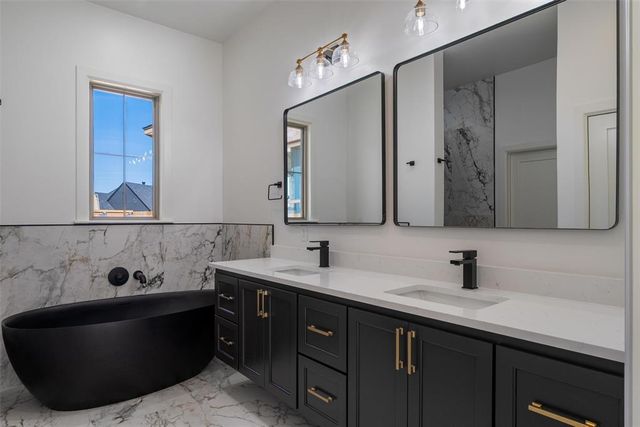 2424 Amante Court, Edmond, OK 73034