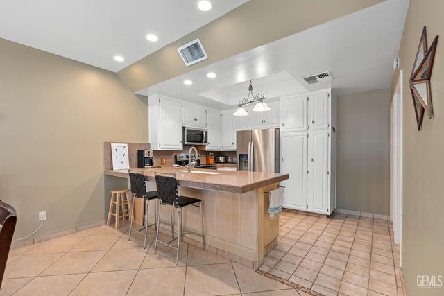 3312 El Encanto Court, Bakersfield, CA 93301