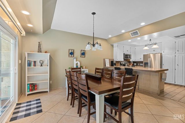 3312 El Encanto Court, Bakersfield, CA 93301