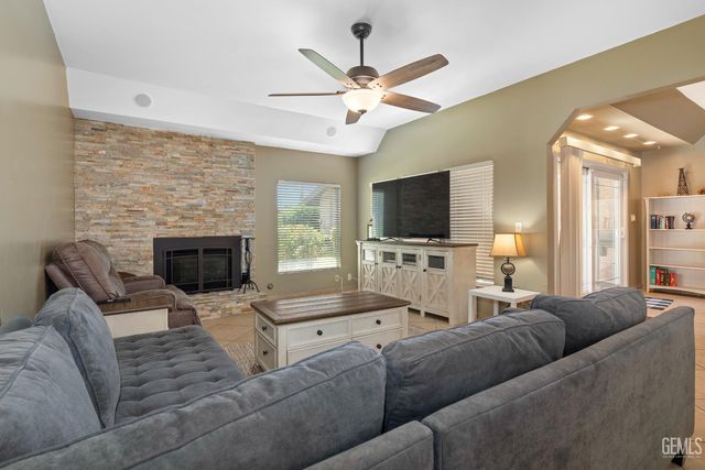 3312 El Encanto Court, Bakersfield, CA 93301