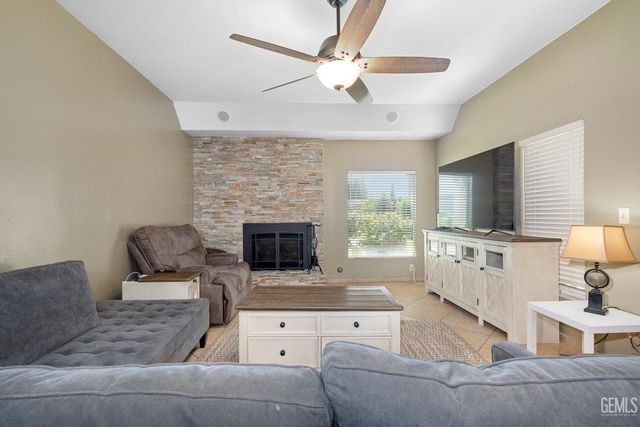 3312 El Encanto Court, Bakersfield, CA 93301