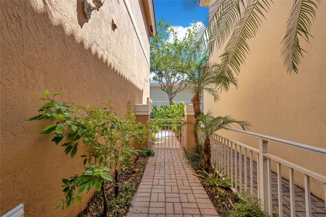 1840 Sweetbay Way, Hollywood, FL 33019