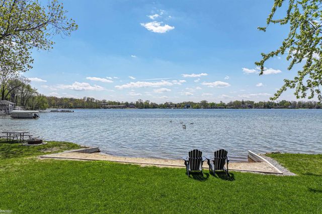 429 Grixdale Lane, Waterford, MI 48328