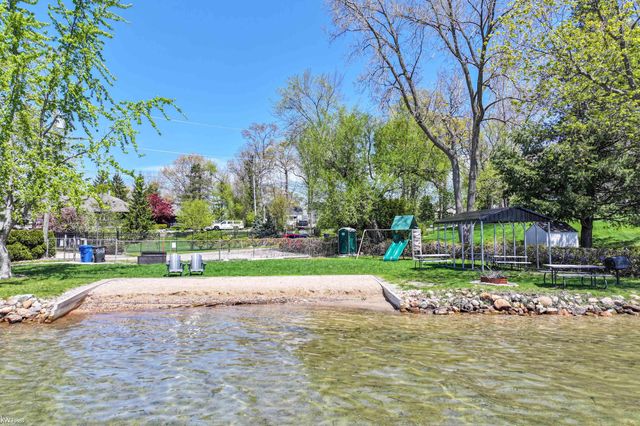 429 Grixdale Lane, Waterford, MI 48328