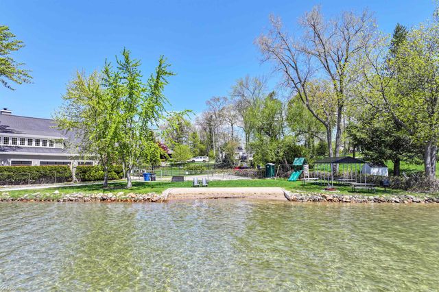 429 Grixdale Lane, Waterford, MI 48328