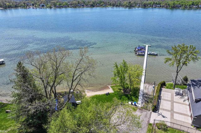 429 Grixdale Lane, Waterford, MI 48328