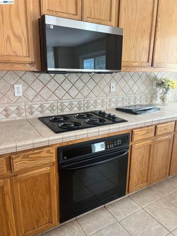 1058 Junction Dr, Manteca, CA 95337