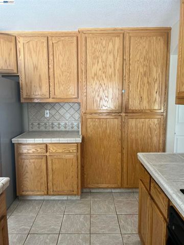 1058 Junction Dr, Manteca, CA 95337
