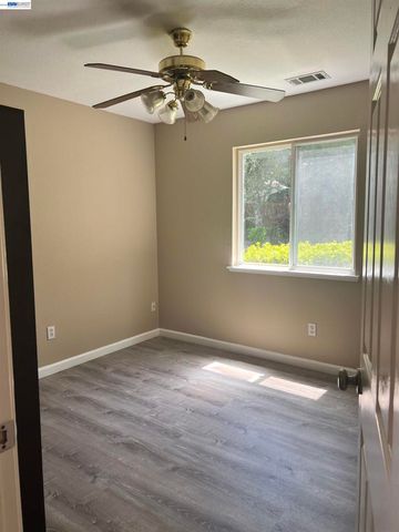 1058 Junction Dr, Manteca, CA 95337