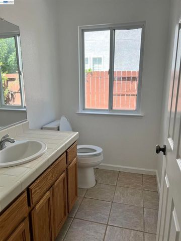 1058 Junction Dr, Manteca, CA 95337