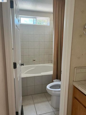1058 Junction Dr, Manteca, CA 95337
