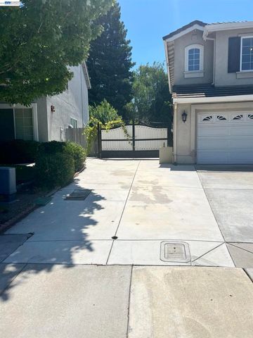 1058 Junction Dr, Manteca, CA 95337