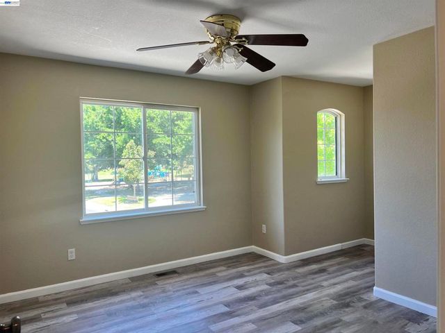 1058 Junction Dr, Manteca, CA 95337