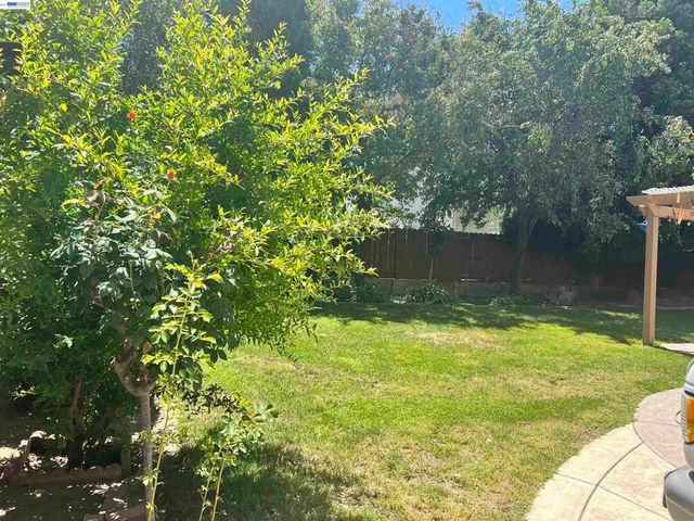 1058 Junction Dr, Manteca, CA 95337